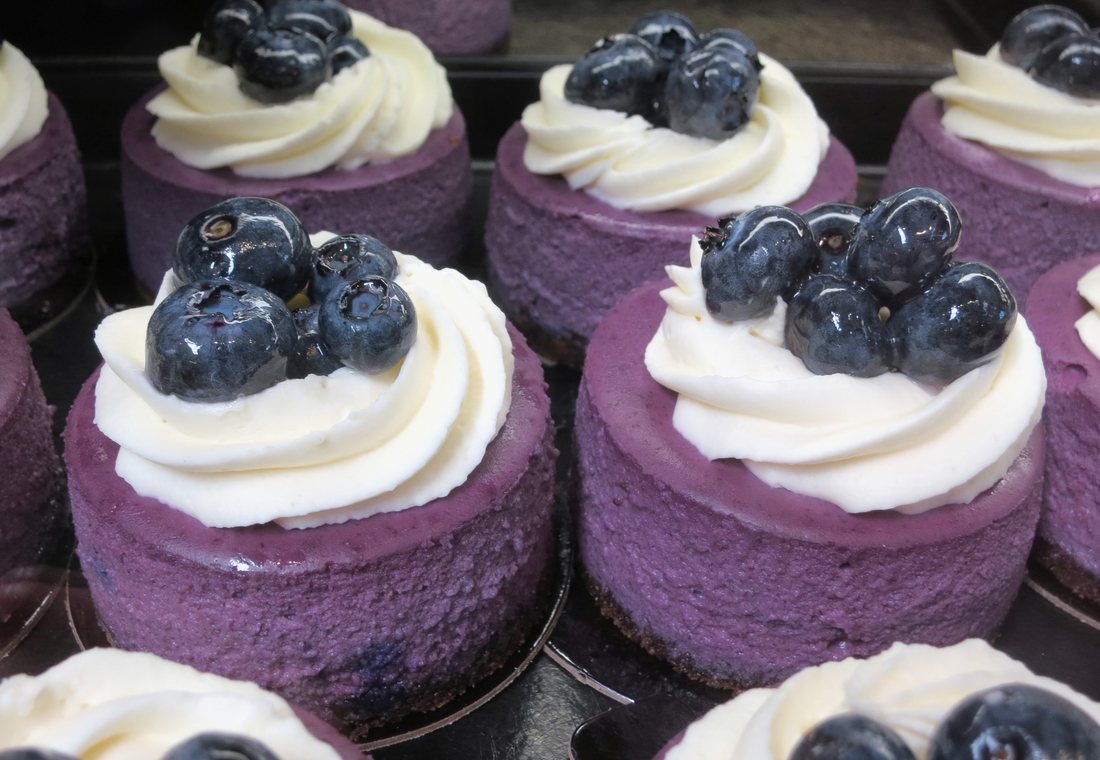 Bilberry cheesecakes